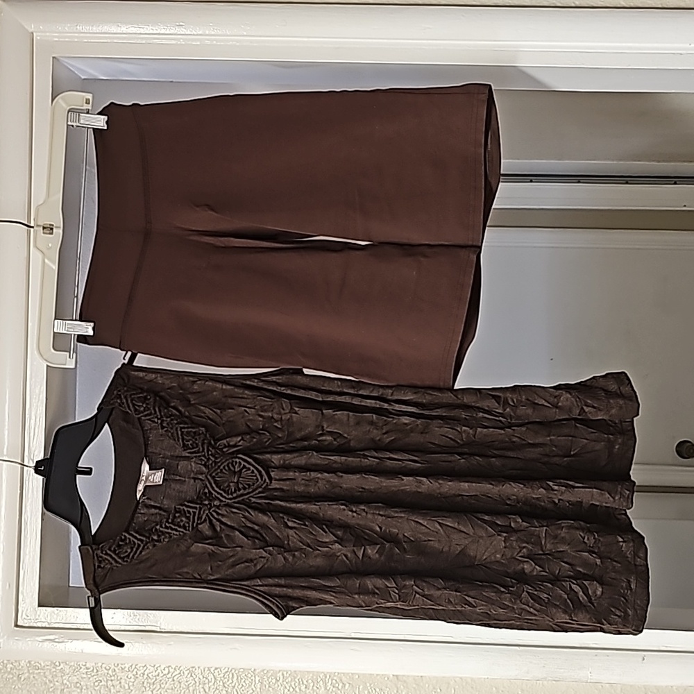 2 pieces brown top & shorts.  Size Medium. Tote 1.